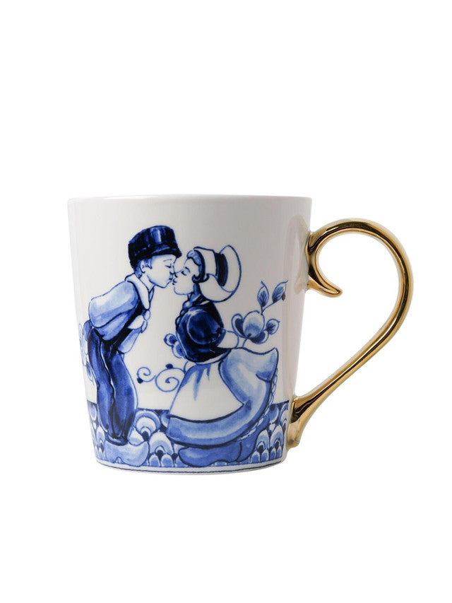Heinen delftsblauw mok kissing couple goud
