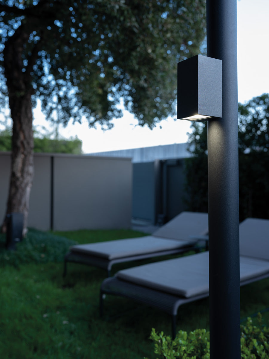 Trend 60 - 2700K - 230VAC - on/off - medium optiek - Warmwit - IP66 - Black Housing